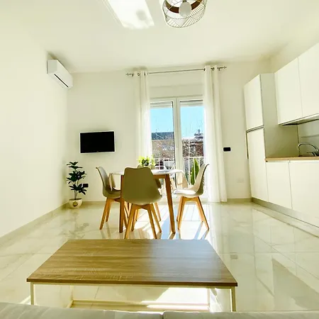 Corso 42 - Design Moderno E Comfort Per 4 ノヴァーラ